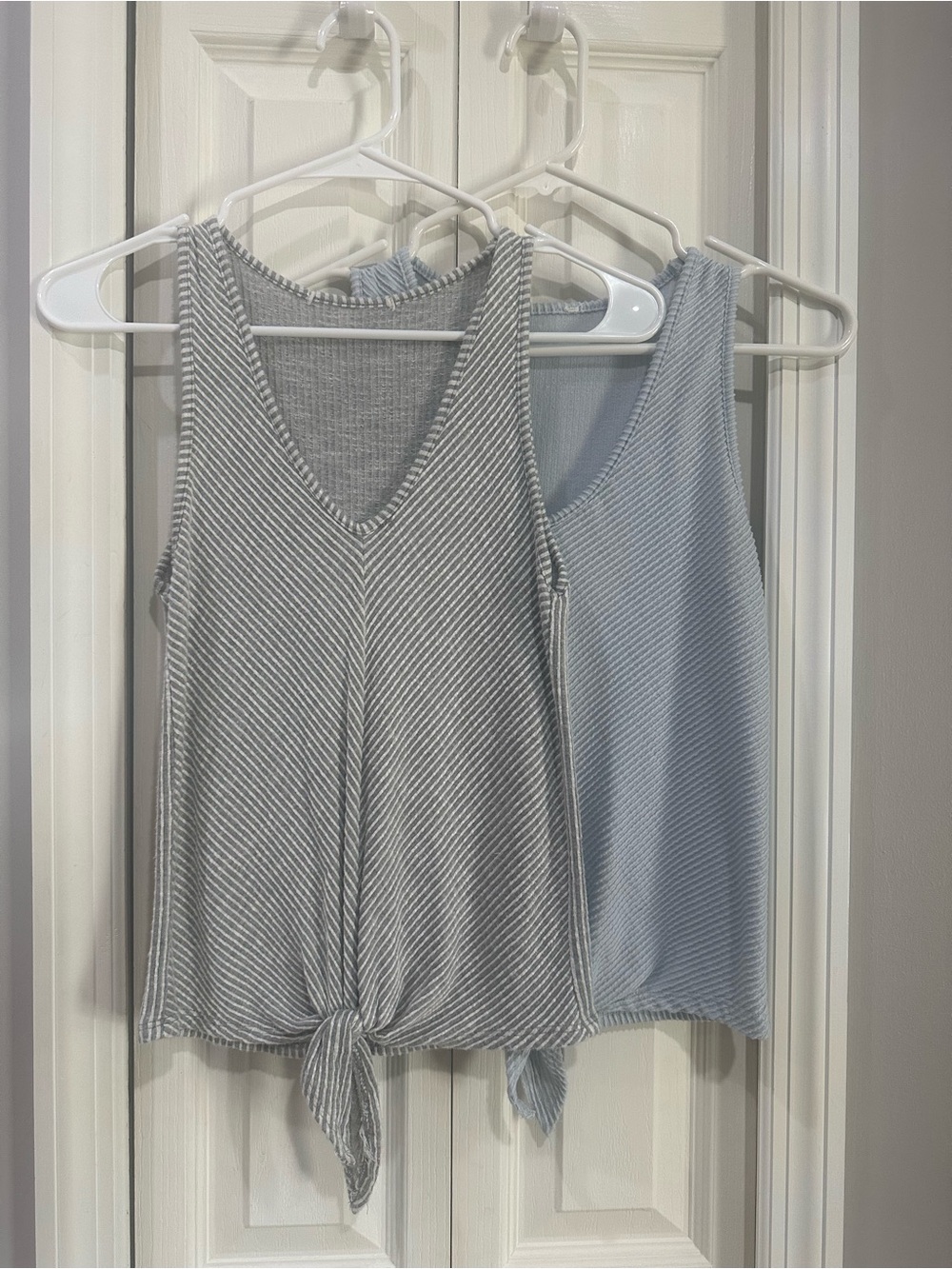 Tie-Hem V-Neck Tank Top - Light Gray & Sky Blue Women’s XS